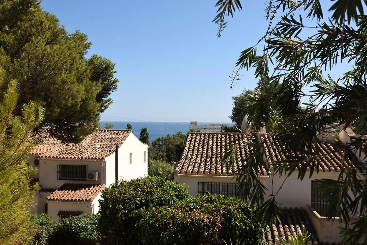 Quaint 2 Bedroom Townhouse With Pool Close To Sea! contacts